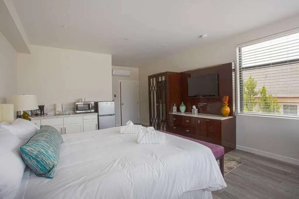 Downtown View 4 Sleepers Studio- Great for Getaway