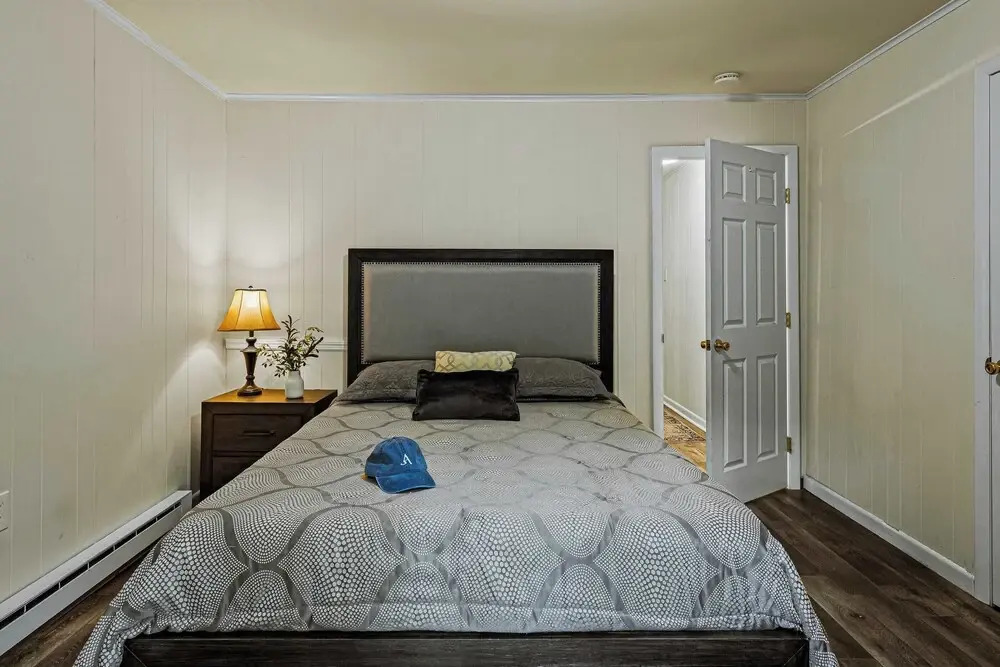 Frolic on Fern by Avantstay Enclosed Deck w/ Forest Views, Bar