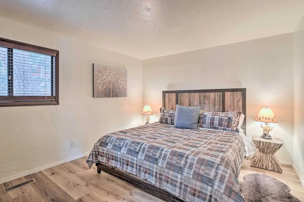 Woodsy Twin Peaks Getaway w/ Hot Tub & Views!