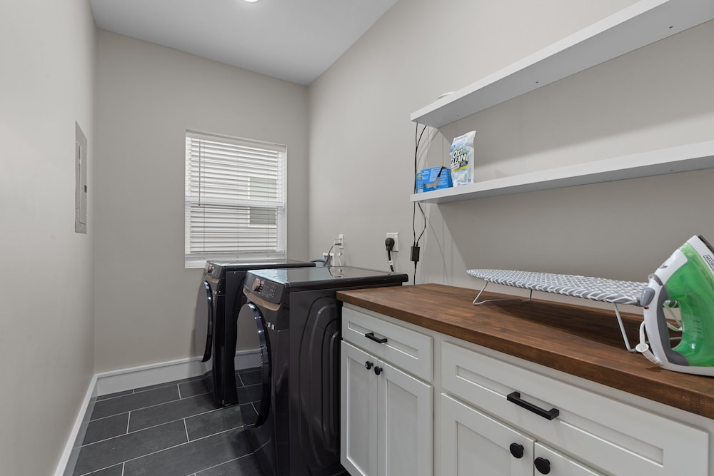 3325: Bright Urban Comfort by JZ Vacation Rentals