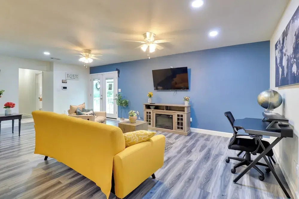 1 Mi to Dtwn + Fenced Yard: Georgetown Getaway!