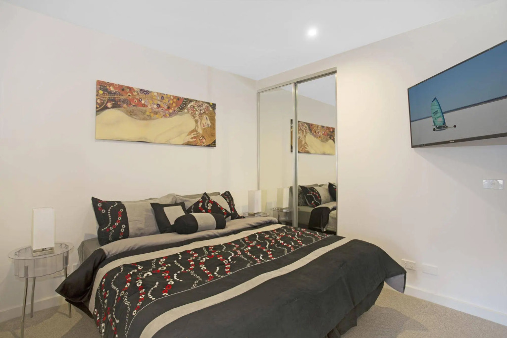COMPLETE HOST Park View St Kilda