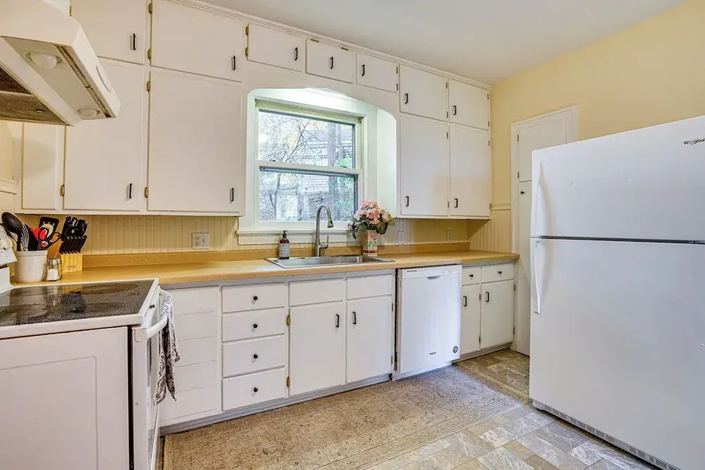Near Colleges: Pet-friendly Duplex in Northfield!