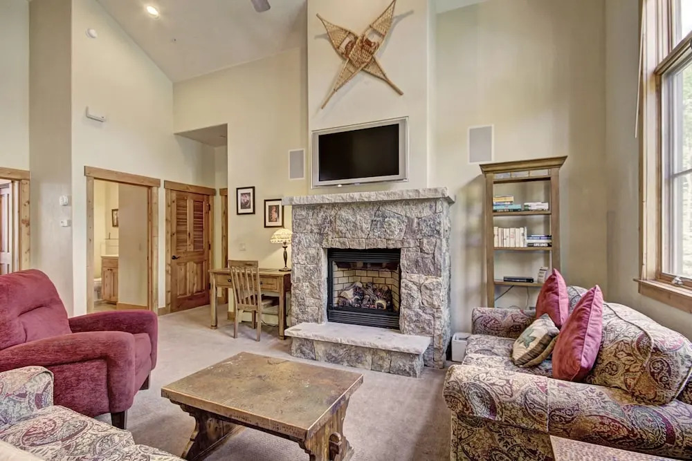Soaring Ceilings + Mins To Gondola/apres-ski - 2br Sleeps 6 2 Bedroom Townhouse by RedAwning