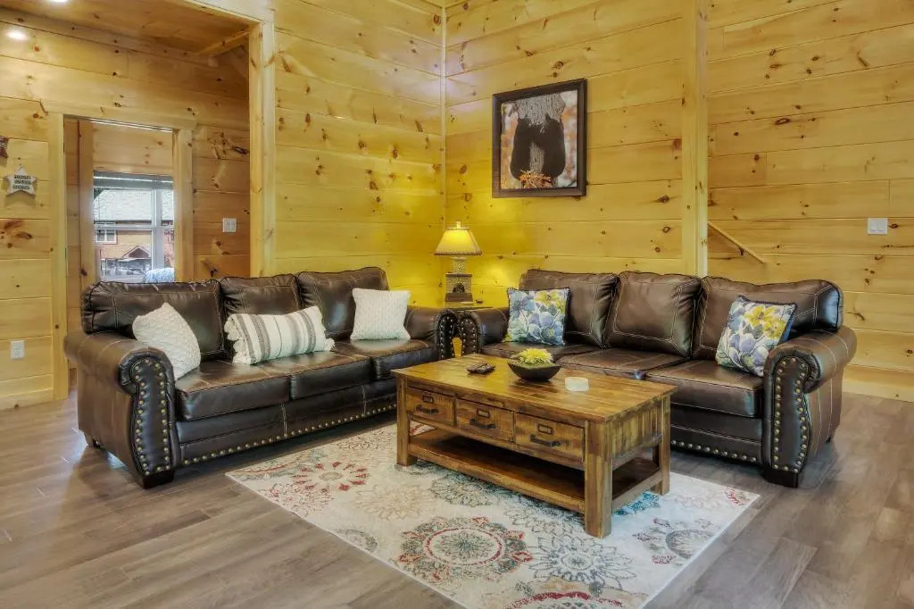 Luxury 5bed/6ba Cabin: Theater, Pool Room, Hottub!