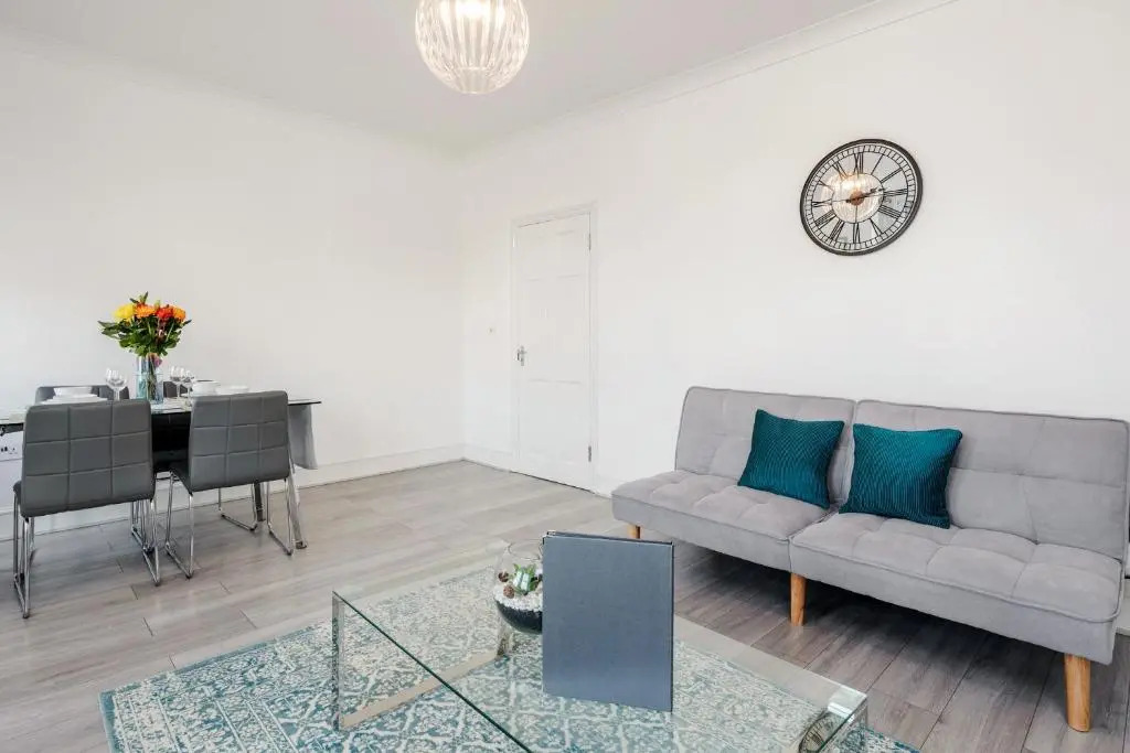 Luxury Apartment 2bed & Parking - East London - by Damask Homes
