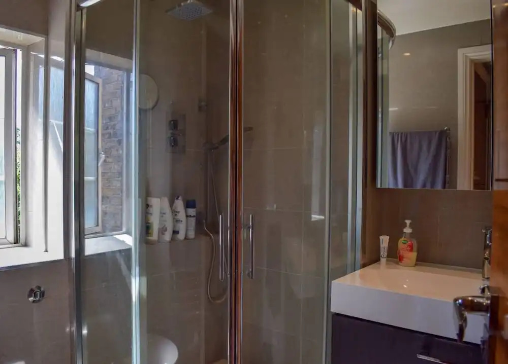 Modern 2 Bedroom Flat with A/C in Westminster