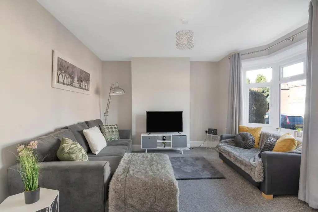 Spacious 3 Bed House, Netflix, Garden, Parking