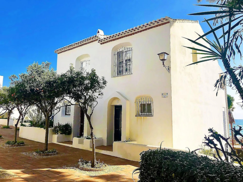 Dona Lola Micaela Beach front duplex 2 bedroom apartment - open sea and beach views surrounded by bars and restaurants - Costa del Sol - CS199