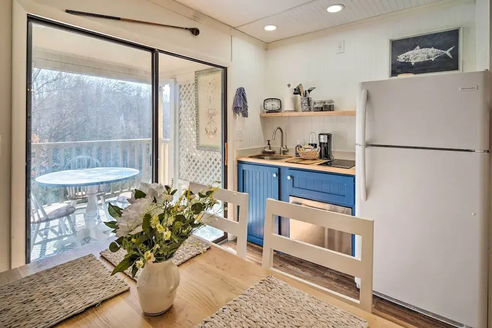 Balcony + Pool Access! Couples Escape in Lake Lure