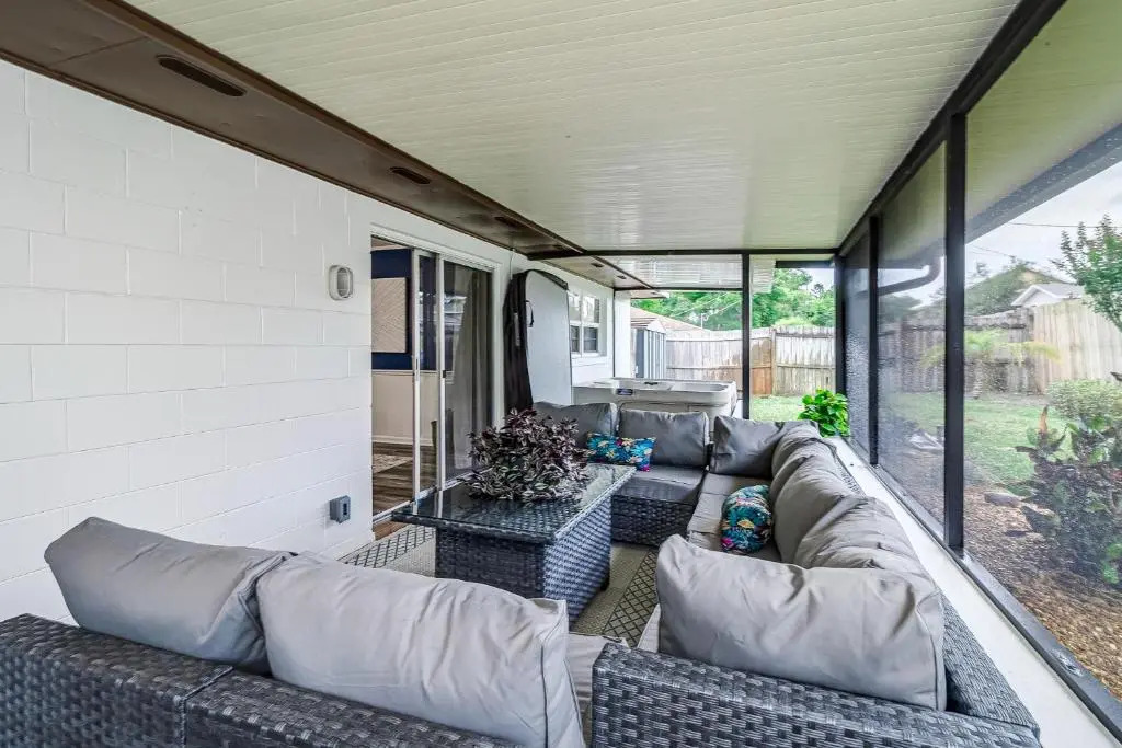 Modern style 3Bedroom home with hot tub less than 5 Mins from Legoland