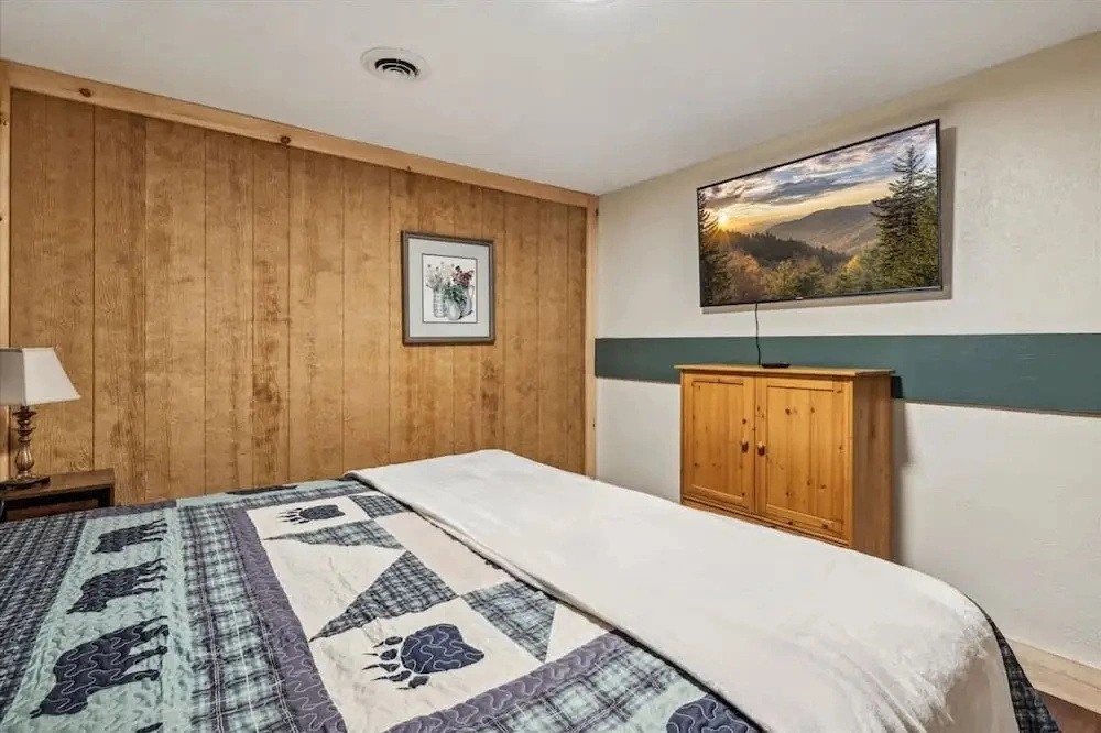Stone Haven Cabin by Beyond Expectations With Hot Tub