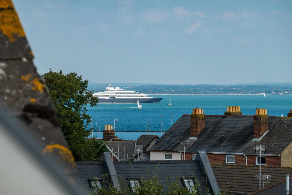 Trent Tops 3-bed penthouse apartment in West Cowes