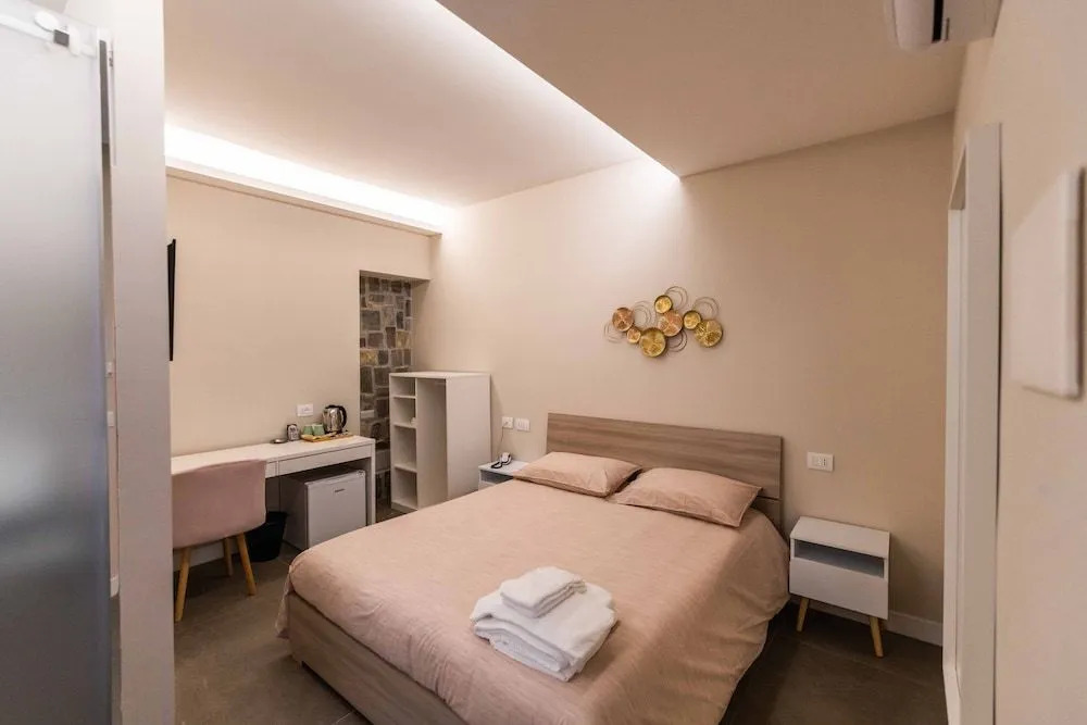 8 Rooms Hotel