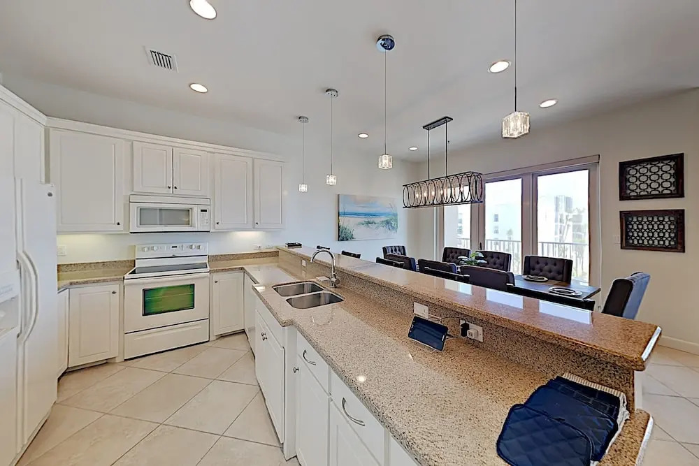 Modern Las Olas - Ocean Views, Pool & Tennis 3 Bedroom Condo