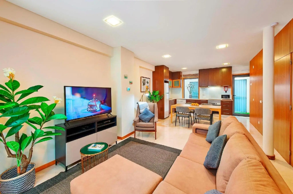 Beautiful Town Centre Apartment with Shared Pool