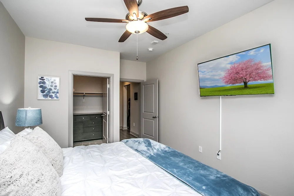 Rooftop Pool, Views, Close to Shops & Dining C4427
