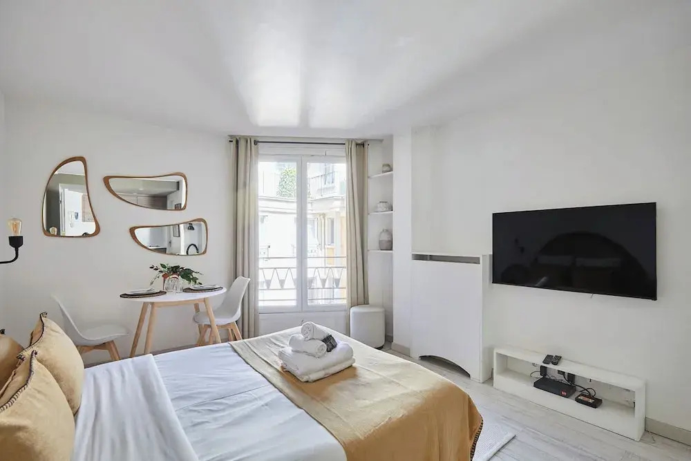 22 m2 Studio Located on the 6th Floor With Elevator: - 1 Bedroom With 140 cm Double bed - Television, Wifi - Equipped Kitchen - 1 Bathroom With Shower and 1 Toilet The Cleaning fee Includes