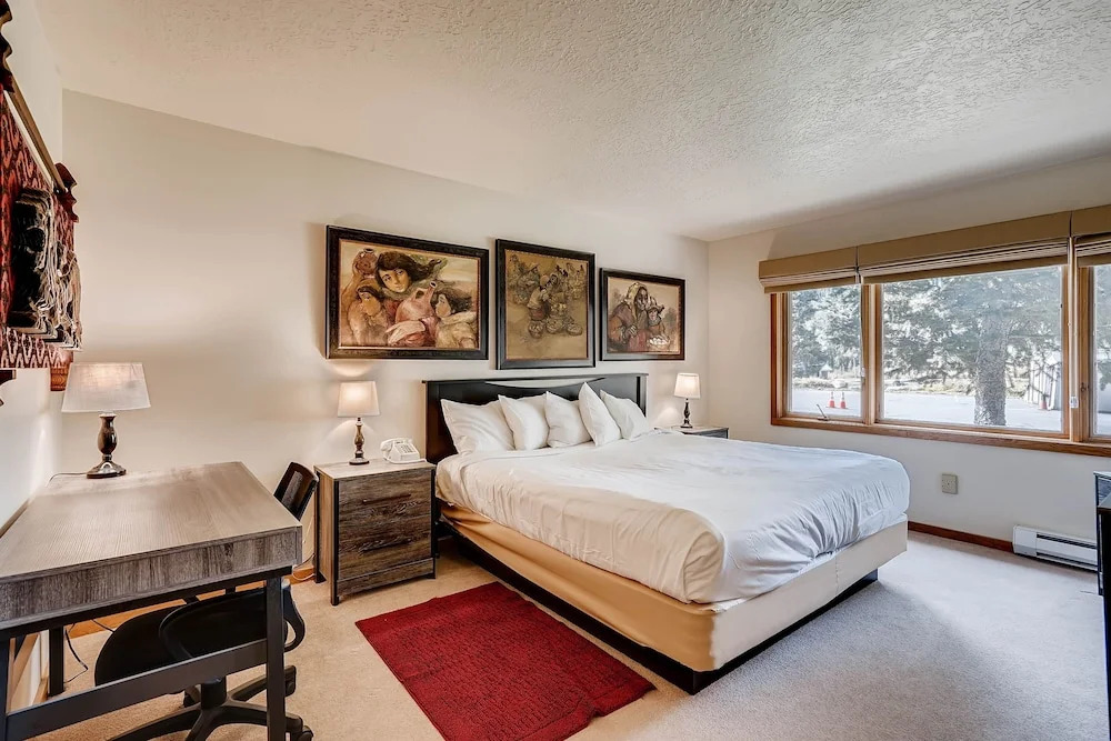 Premier 2BR 2BA in Lakeside Village- Kids Ski Free! condo