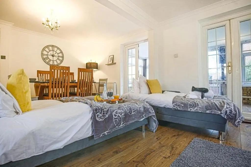 Petworth House - Central Milton Keynes - Smart TVs, Pool Table, Garden and Free Parking by Yoko Property