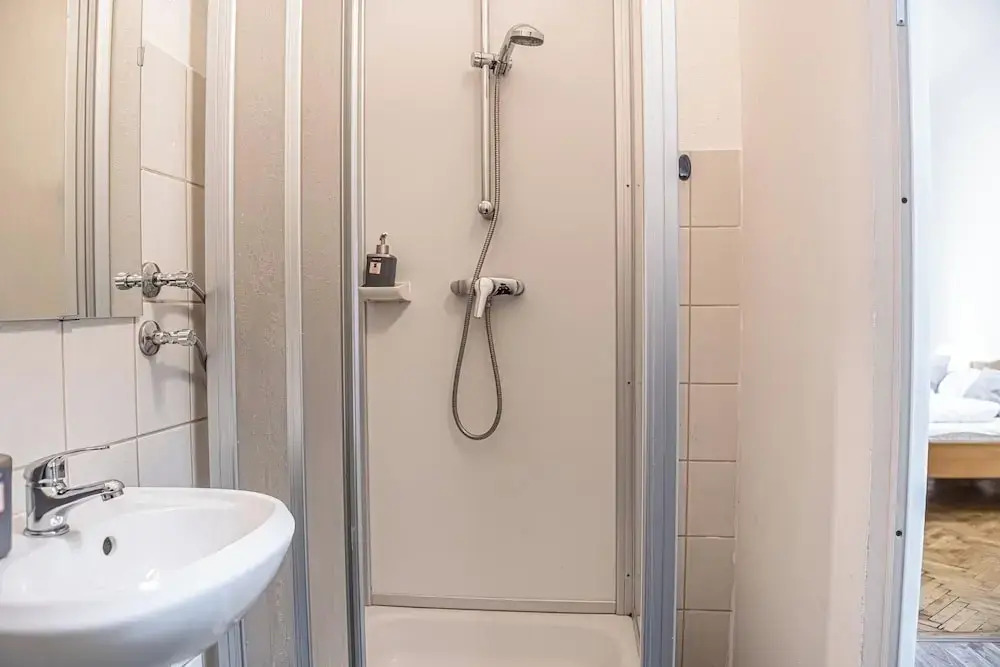3 Apartments For 16 Near Lugner