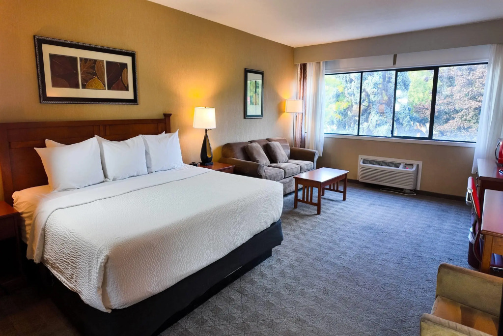 Ramada by Wyndham Kelowna Hotel & Conference Center
