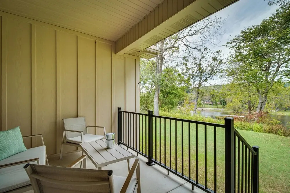 Flippin Home w/ Deck & Grill: Steps to White River