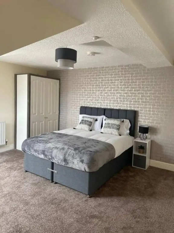 Central top Floor 2-bed Apartment in Swindon