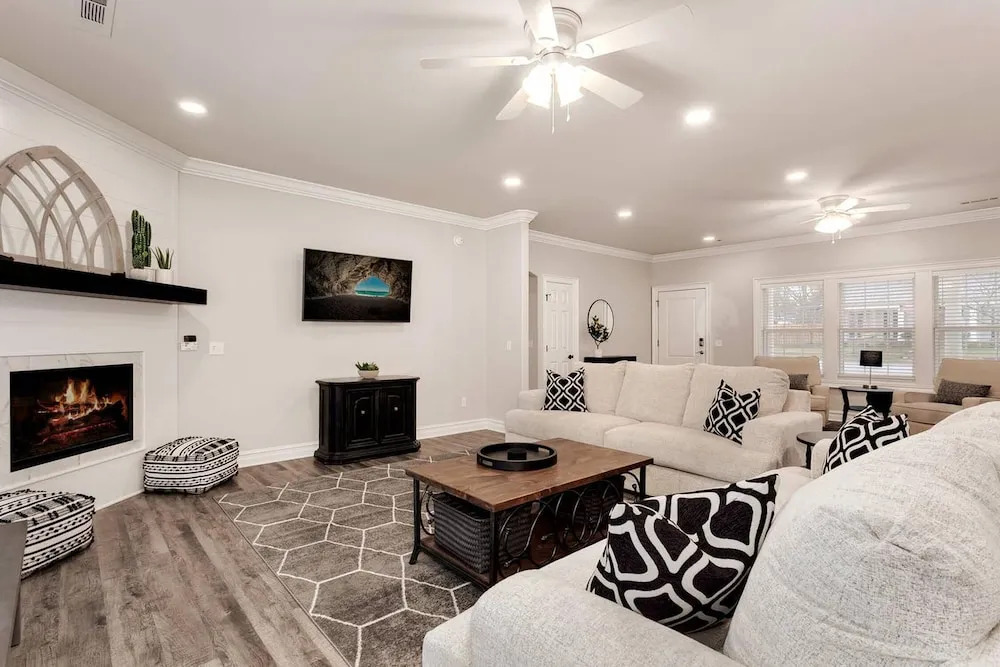Modern Farmhouse - 2 Blocks to Downtown Square!