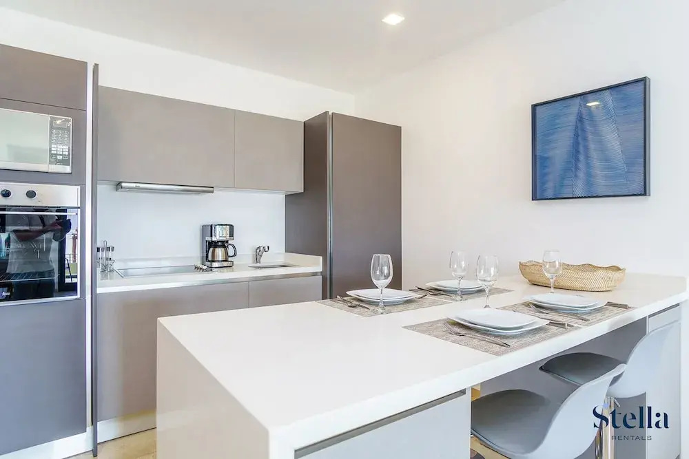 Grand Oceanview Condo with Rooftop Pools