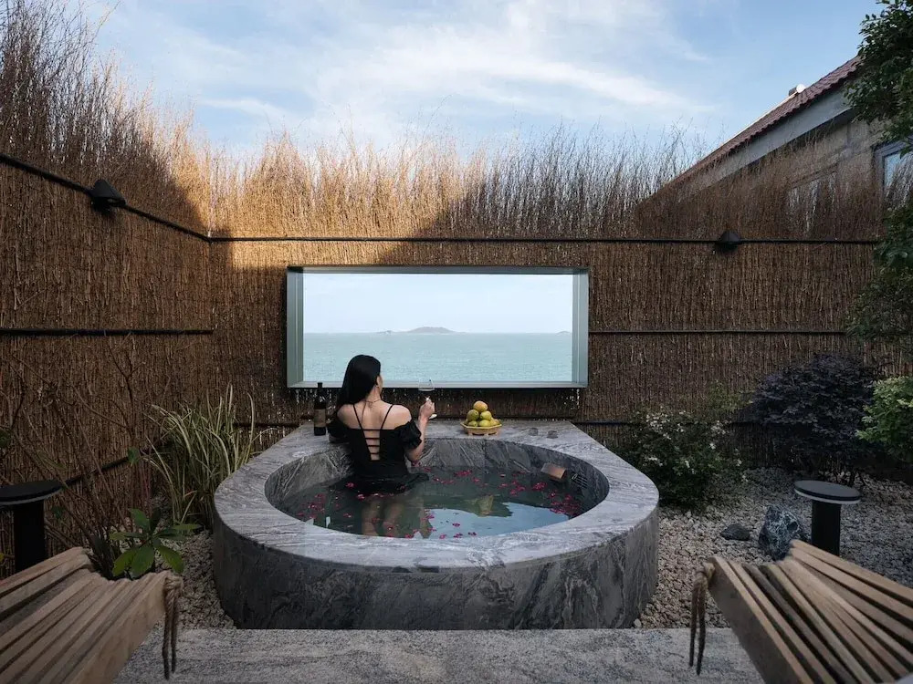 Qingdao Innland sea-view designer hot spring hotel