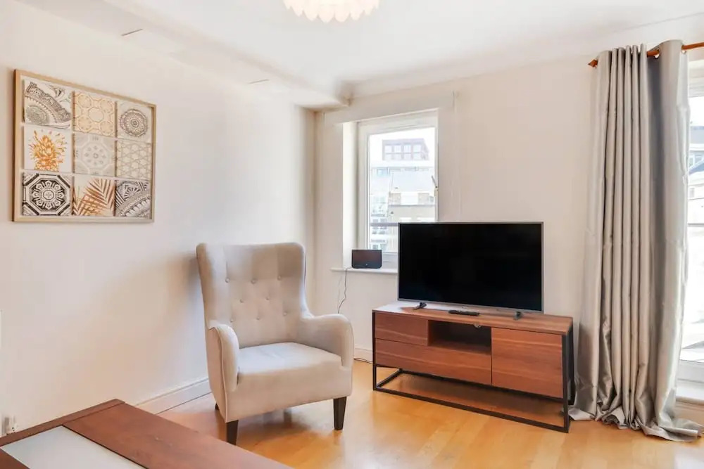 Modern 2bed, 2bath apt 1 Minute to Jubilee Line