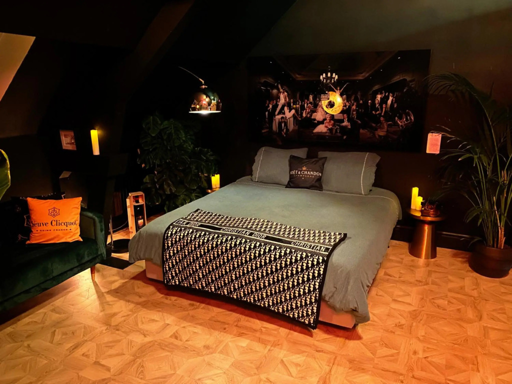 CoCo Paradiso suite - DJ booth, bar, cinema, terrace, bathtub, kingsize bed