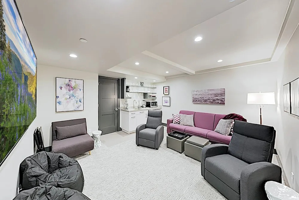 Brand-new W/ Private Hot Tub, Walk To Lift! 3 Bedroom Home