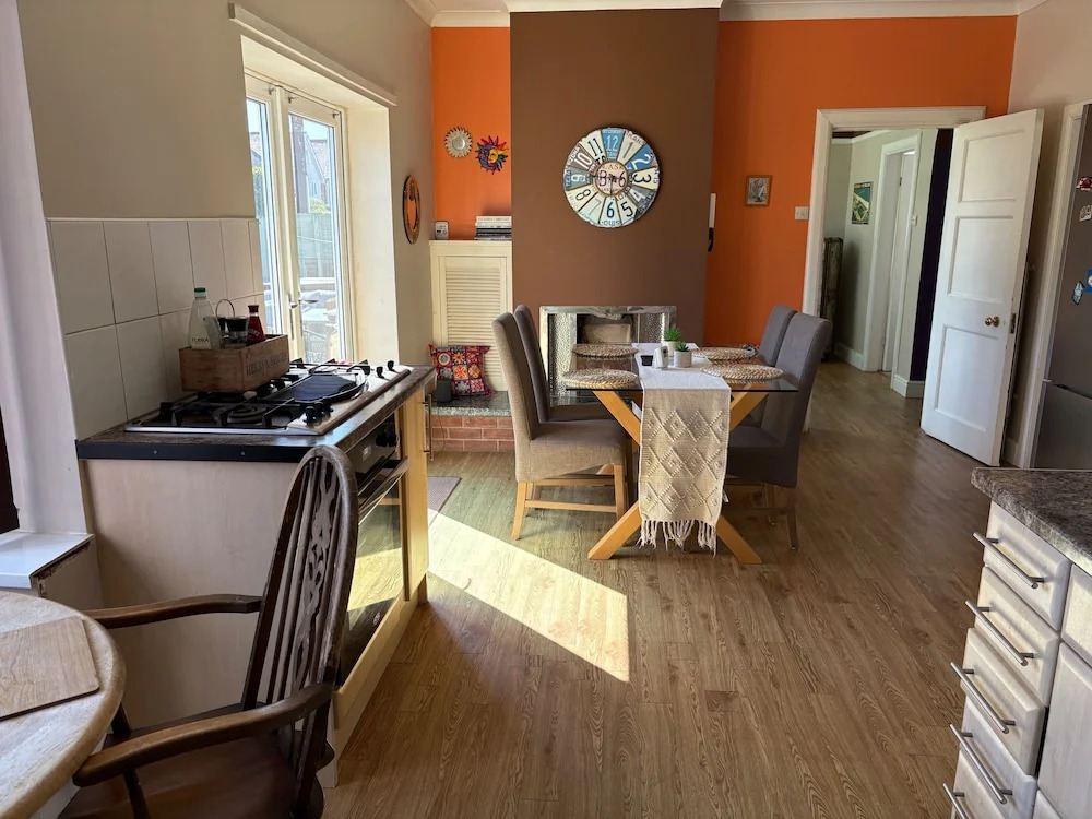5 Bed Villa - Sleeps 10 - Pets - Garden - Parking
