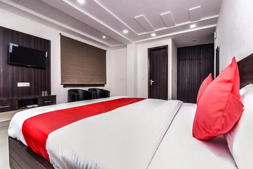 OYO 24236 Q Hotel