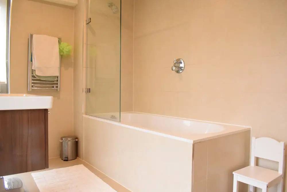 Charming 2 Bedroom Apartment Next to Maltby Market