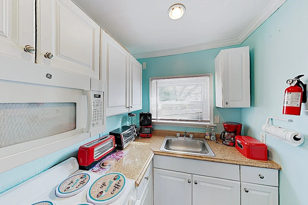 New Listing! Updated Apartment - Walk To Beach 3 Bedroom Apts