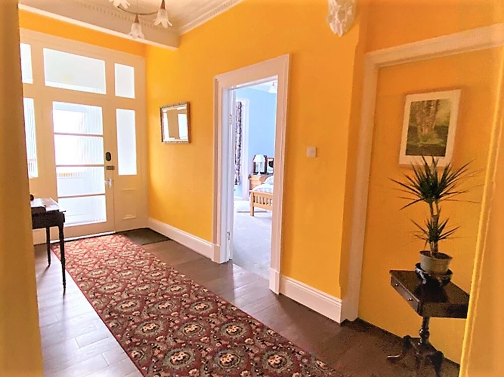 Beautiful, Spacious Flat in St Johns Town of Dalry