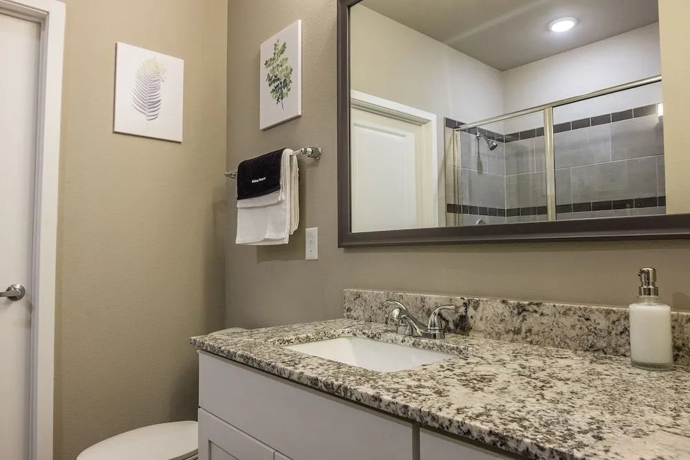 Baymeadows 2 BR Apt by Frontdesk