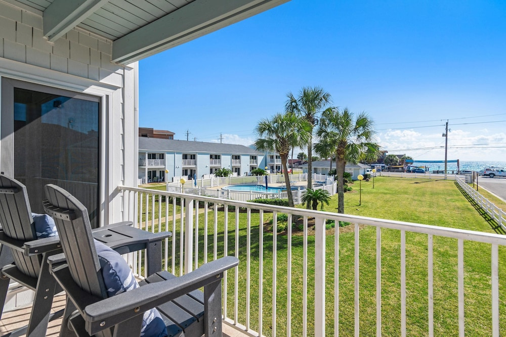 Tradewinds Condominium #28- At the Beach!