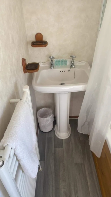 Caravan-sleeps 5-pets Ok-parking-linen Incl