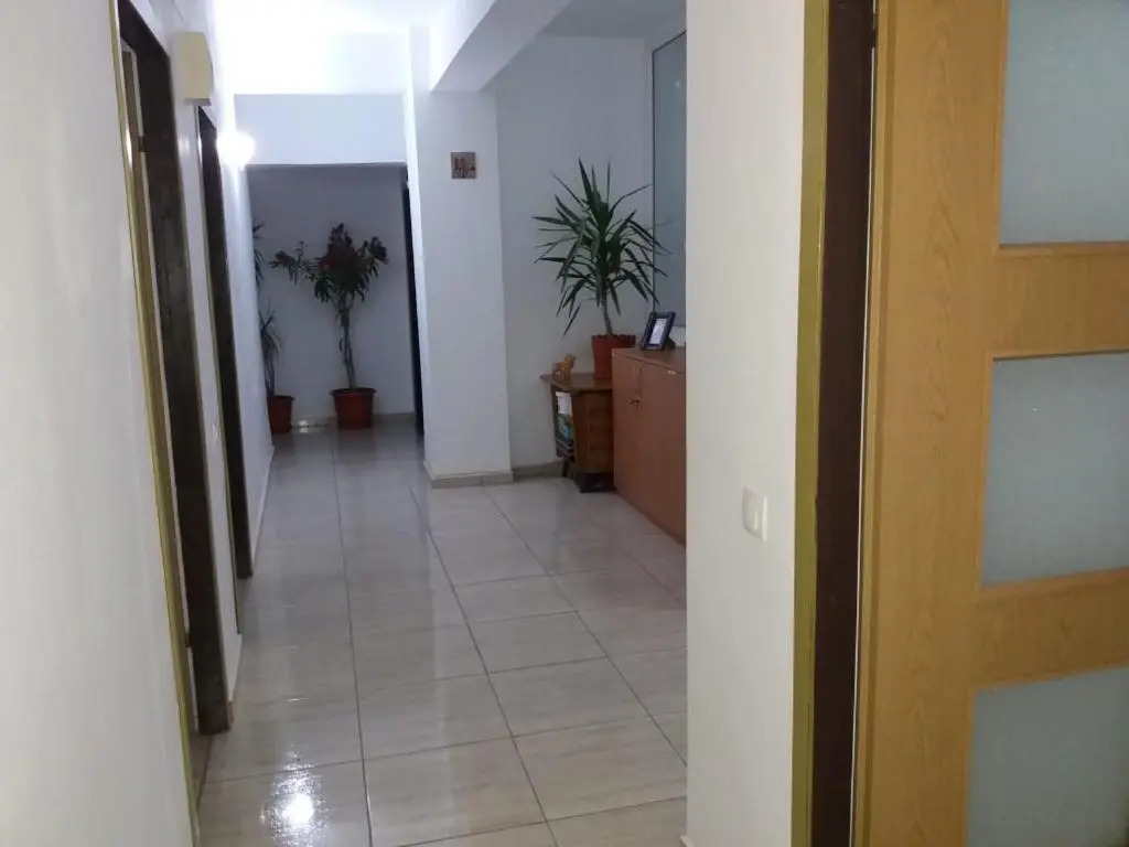 Cazare Eforie Nord, plaja Acapulco-Debarcader, garsoniere Four Studios, bucatarie comuna, baie proprie, etaj 4, fara lift