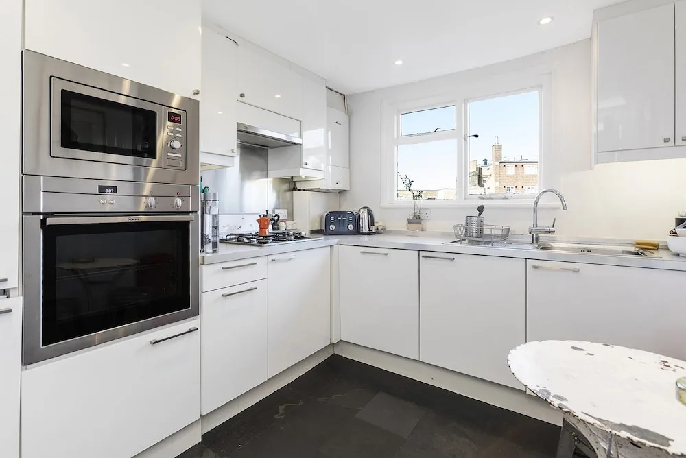 Well Presented one Bedroom Apartment Located in the Fabulous Notting Hill