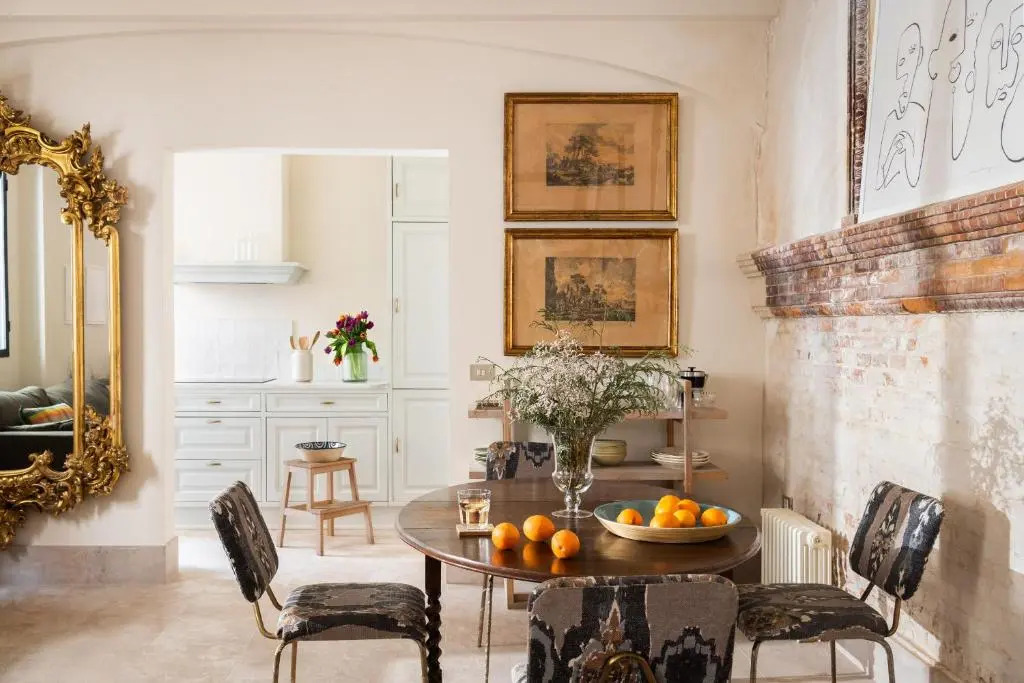 Villa Alfonso, Luxury Villa In Midtown, Parking