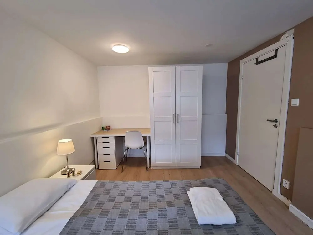 Room-spacious Private Room, Queen Bed, C
