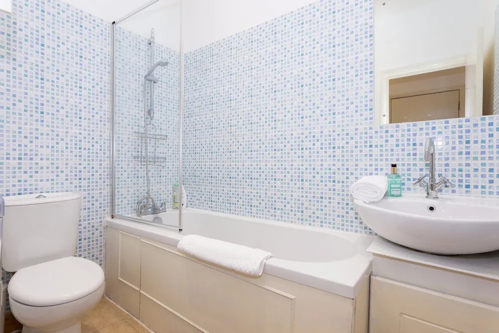 1 Bedroom Flat in Bayswater Accommodates 4