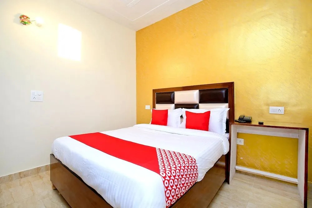 OYO 40307 Mohali Blue