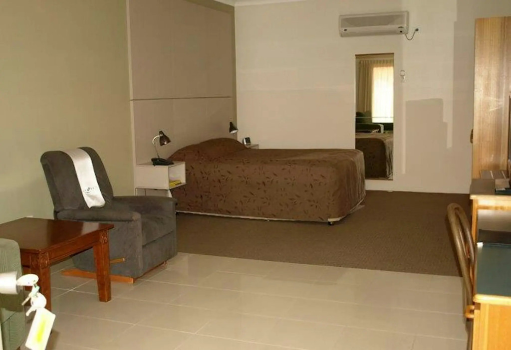 Francis Phillip Motor Inn and The Lodge