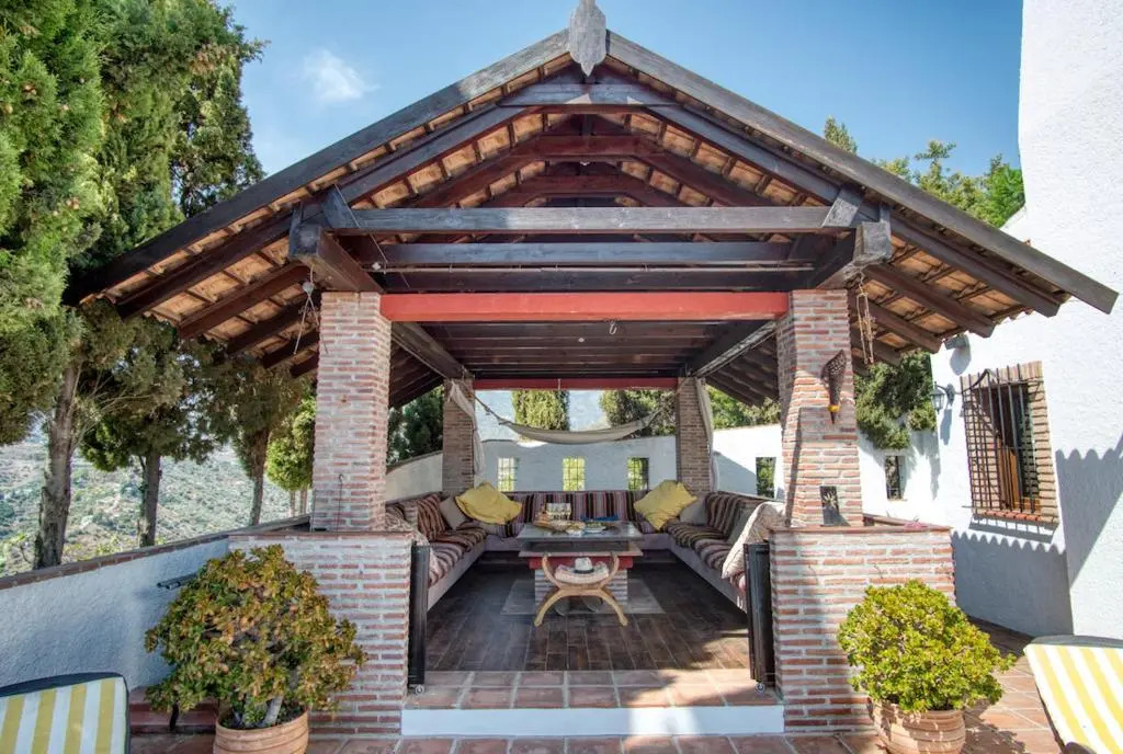 Luxury 4-bedroom villa, private pool and outhouse